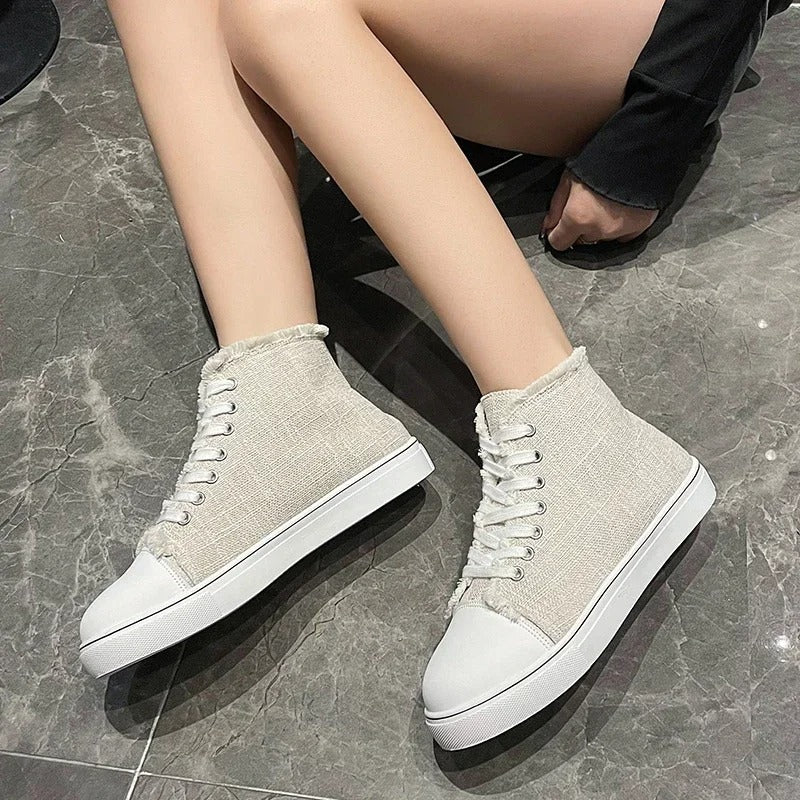 Damskor - sneakers - högt snitt, snörning och bekväma platta skor
