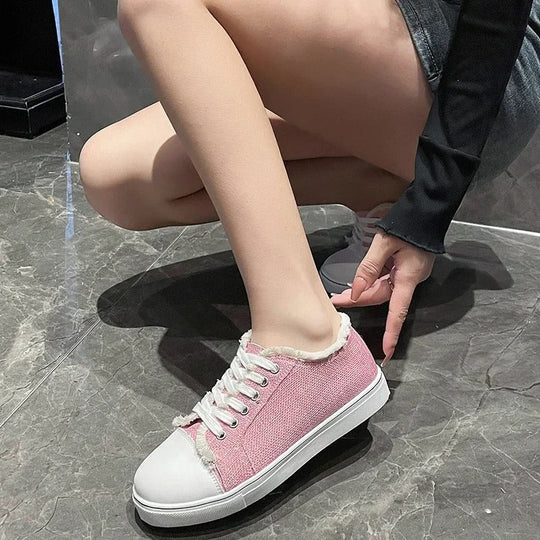 Damskor - sneakers - högt snitt, snörning och bekväma platta skor
