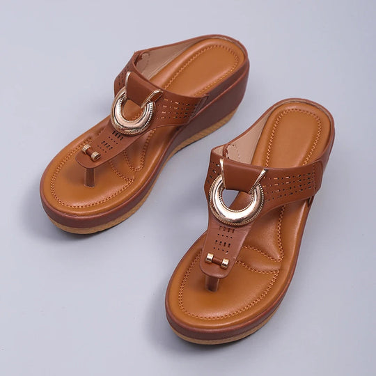 Wedge-sandaler för kvinnor med remdetaljer