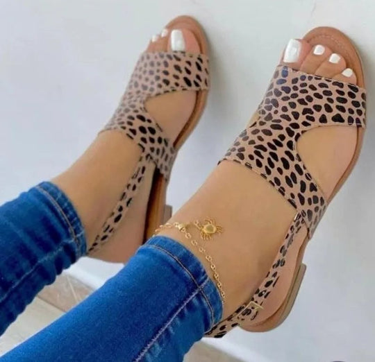 Leopardmönstrade sandaler för kvinnor med spänne