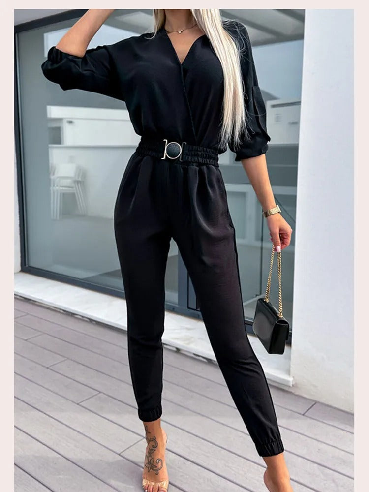 Sofistikerad svart jumpsuit med minimalistisk vändbar krage