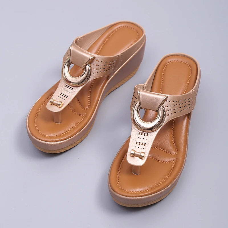 Wedge-sandaler för kvinnor med remdetaljer