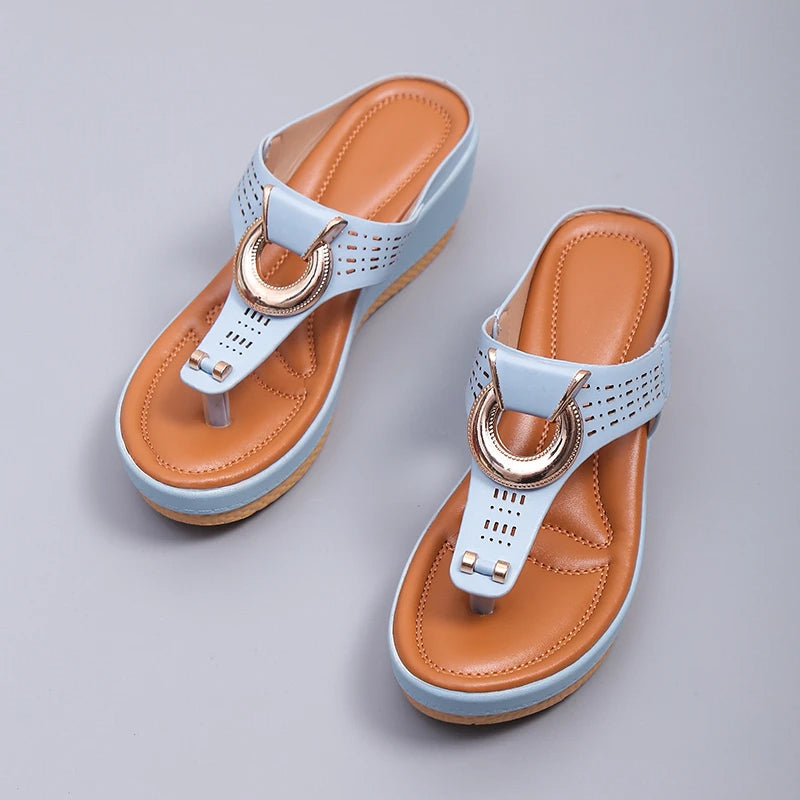 Wedge-sandaler för kvinnor med remdetaljer