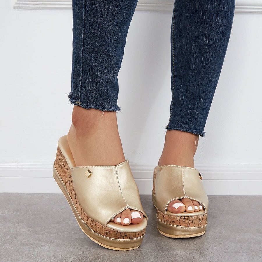 Bekväma slip-on-sandaler med innersula av kork. Sandaler med kil
