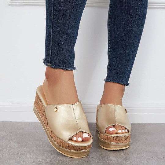 Bekväma slip-on-sandaler med innersula av kork. Sandaler med kil