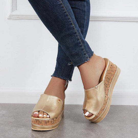 Bekväma slip-on-sandaler med innersula av kork. Sandaler med kil