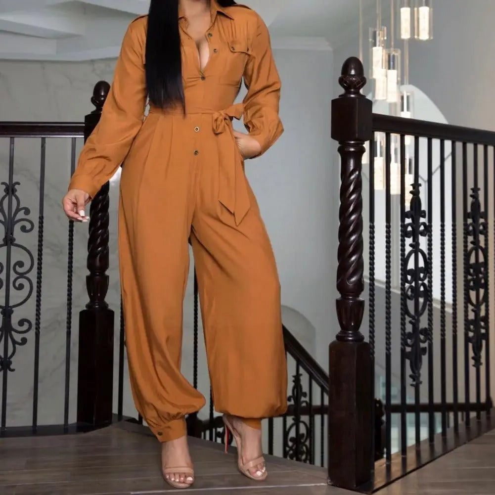 Elegant svart jumpsuit med minimalistisk design och snygg vändbar krage