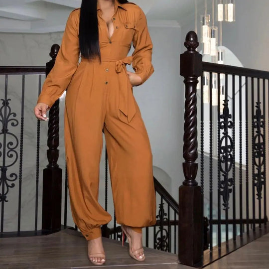 Elegant svart jumpsuit med minimalistisk design och snygg vändbar krage