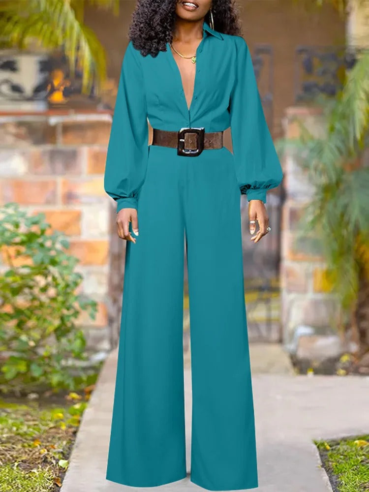 Vit jumpsuit med uppfällbar krage och enkla byxor