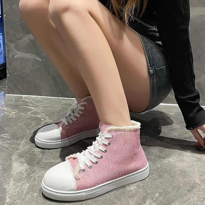 Damskor - sneakers - högt snitt, snörning och bekväma platta skor