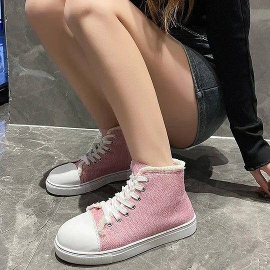Damskor - sneakers - högt snitt, snörning och bekväma platta skor