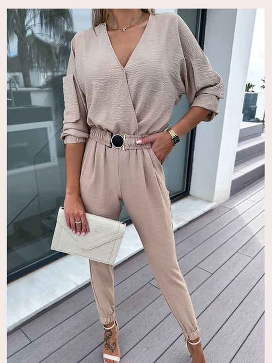 Sofistikerad svart jumpsuit med minimalistisk vändbar krage