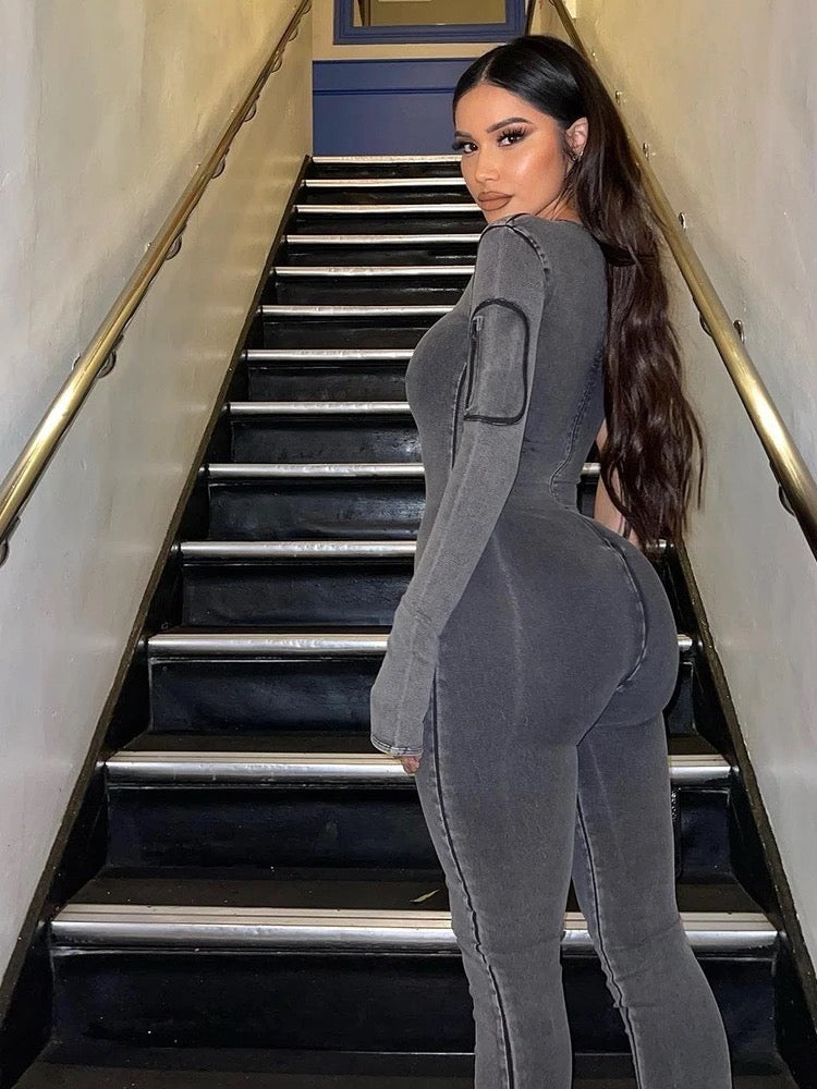 Jumpsuit med axelbandsdesign