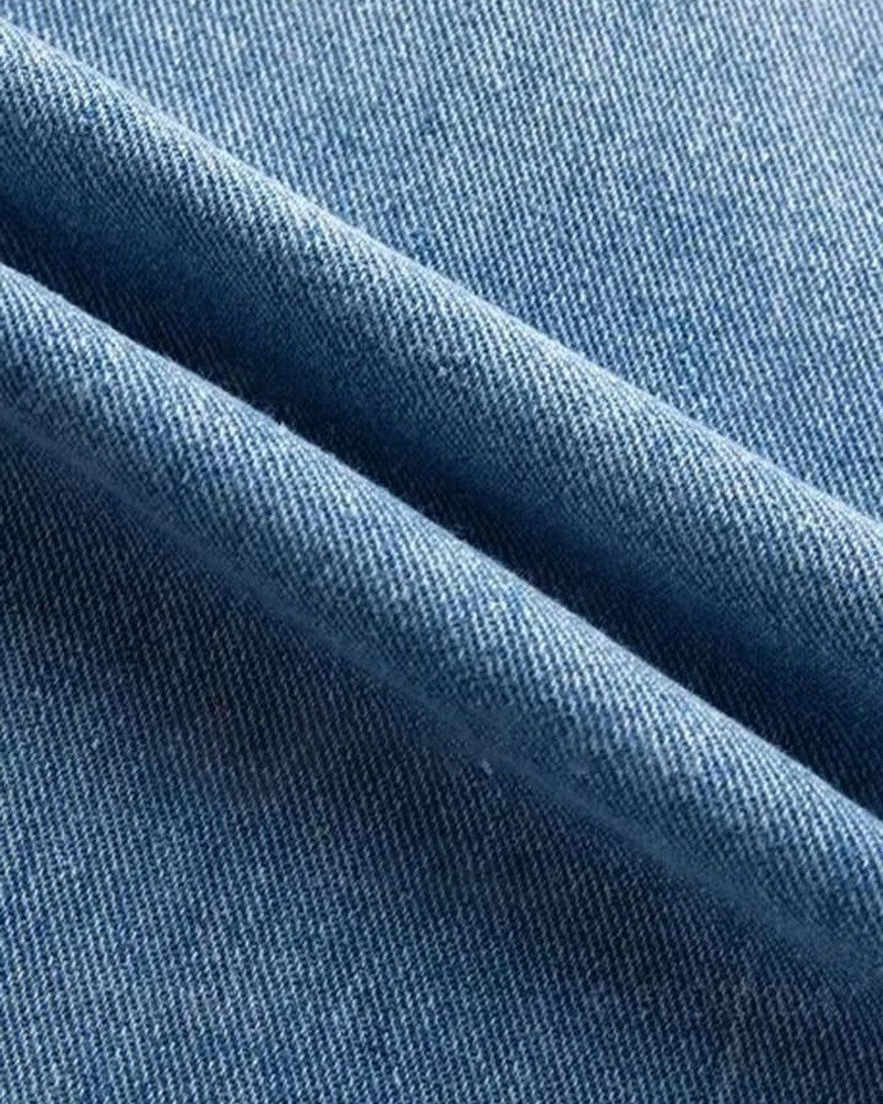Slitna jeans med låg midja och knappar