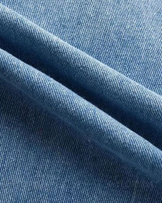 Slitna jeans med låg midja och knappar