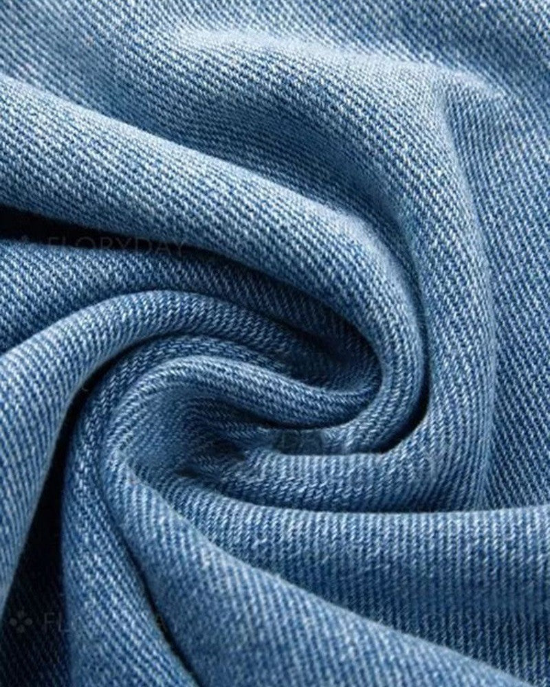 Slitna jeans med låg midja och knappar