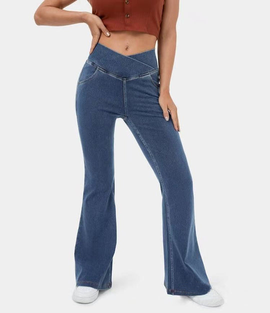 Något utsvängda byxor i höftlyftande jeans.