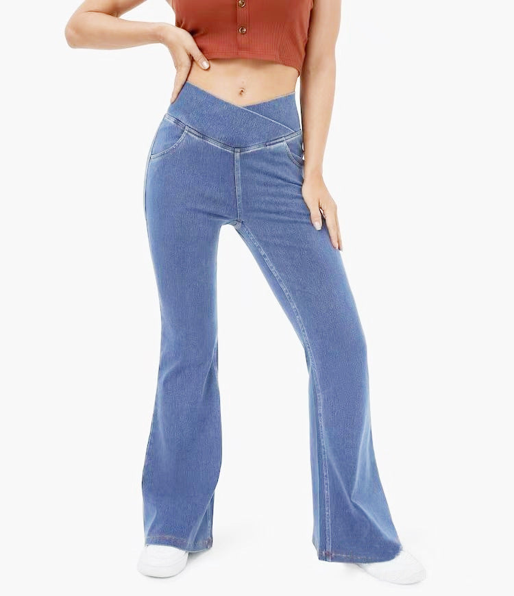Något utsvängda byxor i höftlyftande jeans.