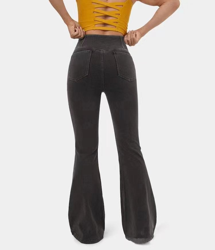Något utsvängda byxor i höftlyftande jeans.