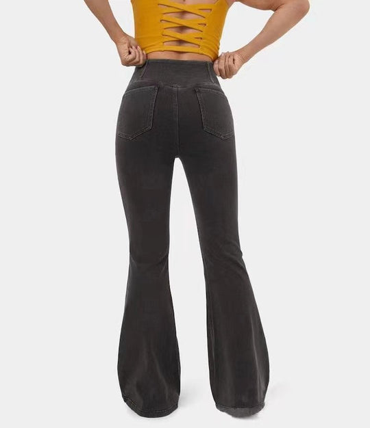 Något utsvängda byxor i höftlyftande jeans.