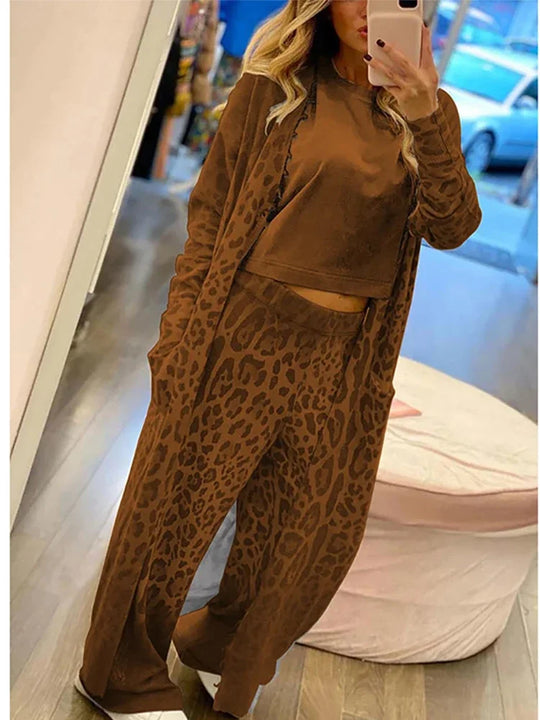 Janice Långärmad kofta och byxor med resår i midjan med leopardmönstrad väska