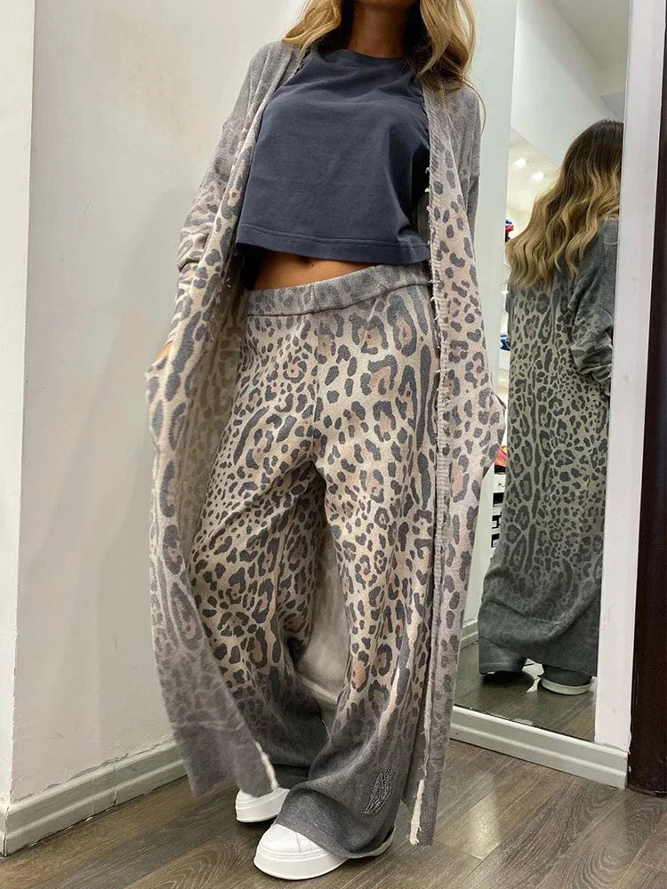 Janice Långärmad kofta och byxor med resår i midjan med leopardmönstrad väska
