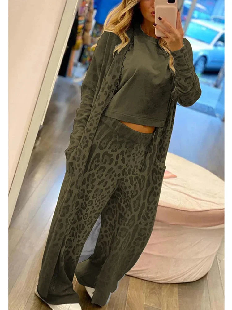 Janice Långärmad kofta och byxor med resår i midjan med leopardmönstrad väska