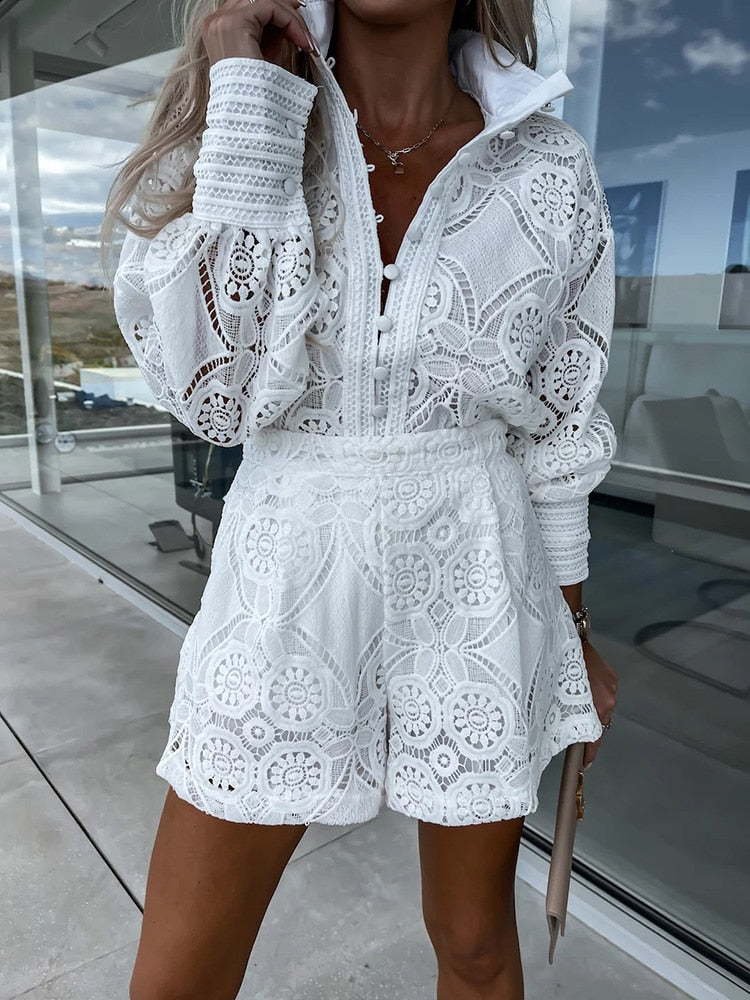 Damkläder - Broderad långärmad topp med mittknapp och shorts - perfekt för vardags- och sommarkläder