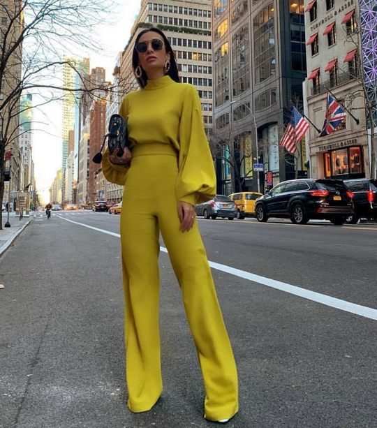Vit jumpsuit med hög krage och vida byxor