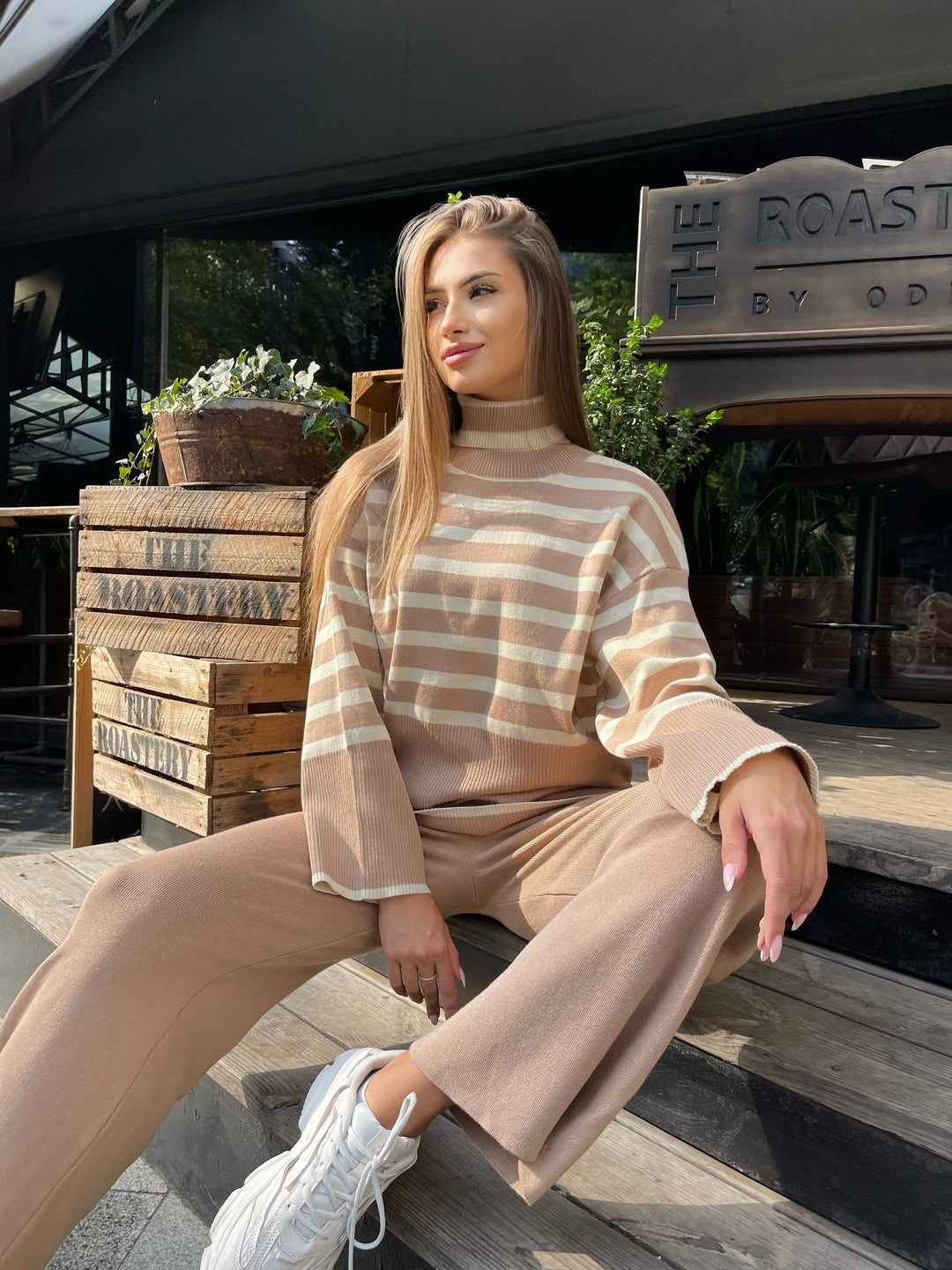 Damkläder - Stickat set - Randig turtleneck och lösa byxor - Perfekt för vardags- och vinterkläder