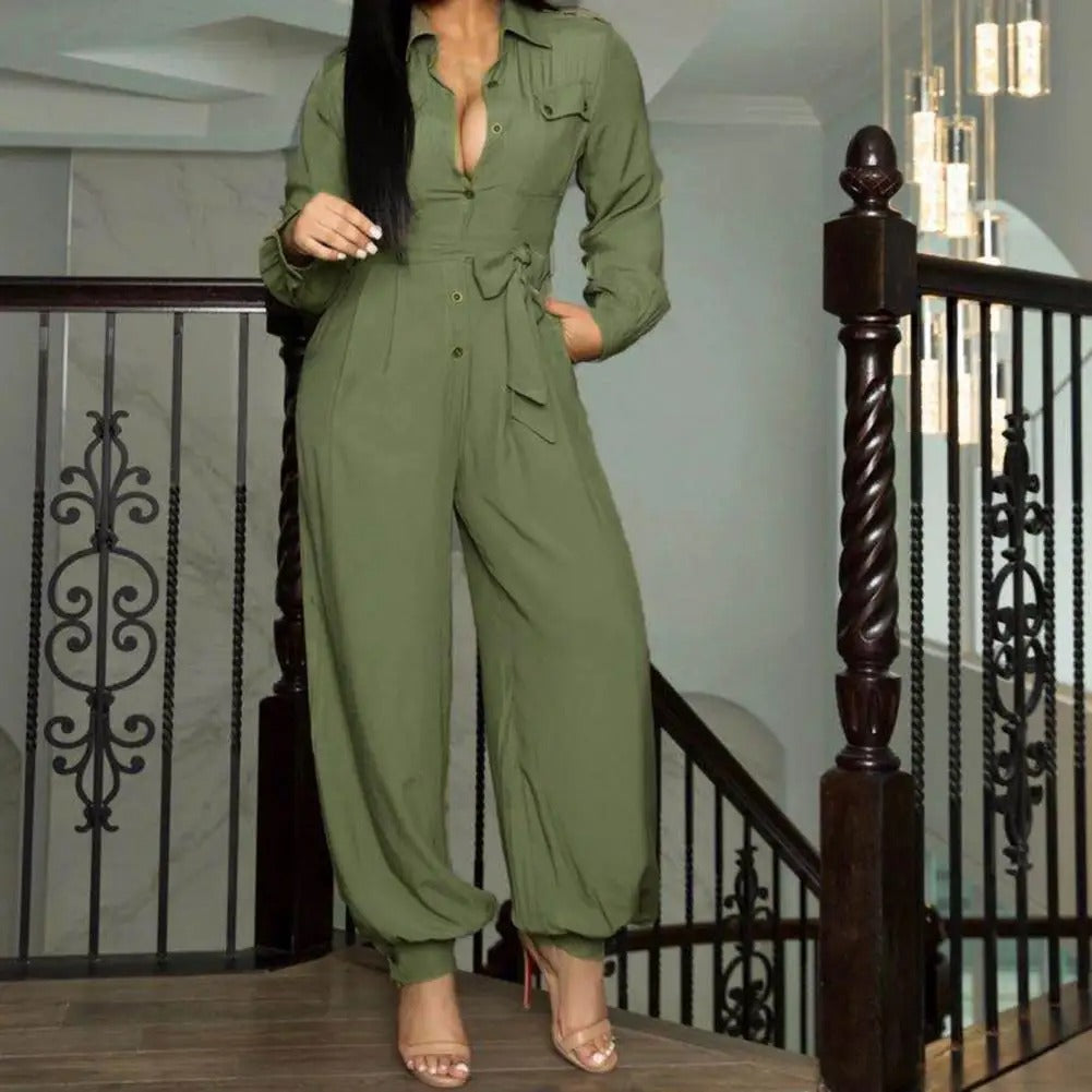 Elegant svart jumpsuit med minimalistisk design och snygg vändbar krage