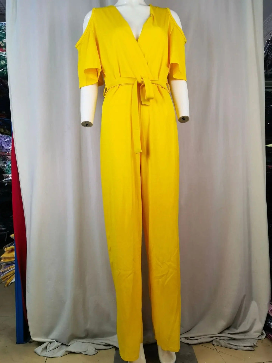 Enkel gul jumpsuit med vida ben och V-ringning