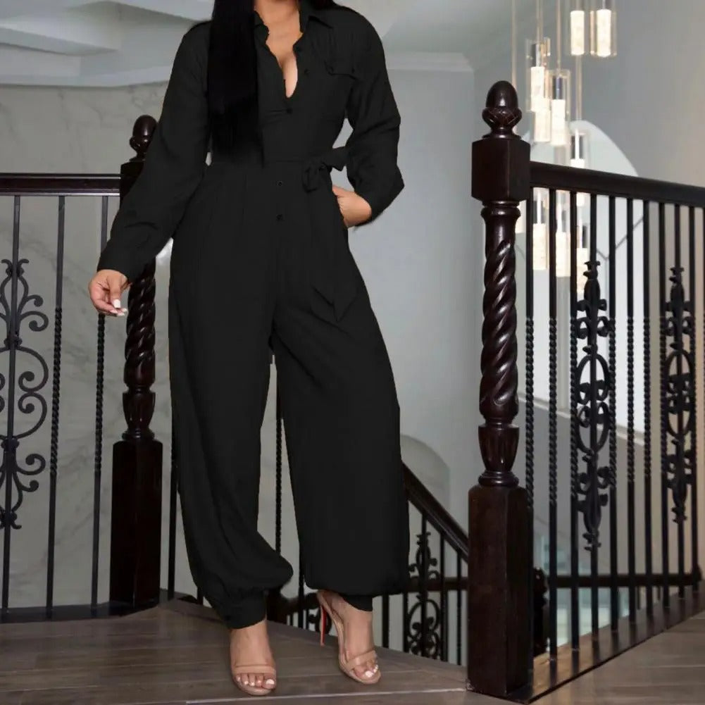 Elegant svart jumpsuit med minimalistisk design och snygg vändbar krage