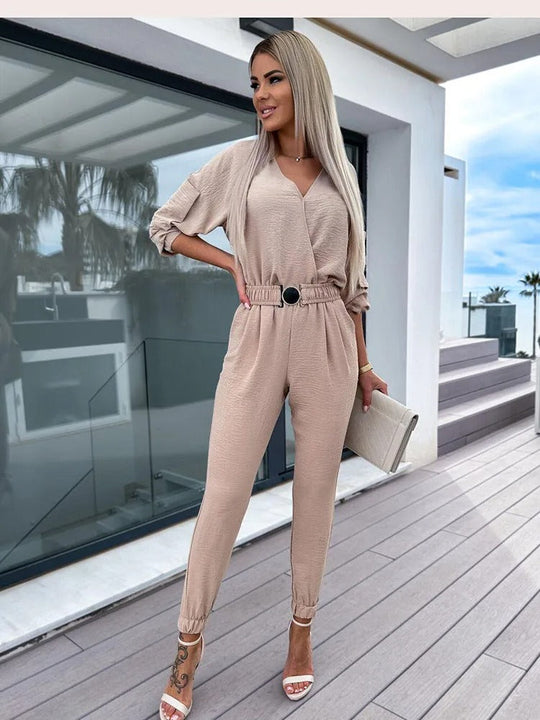 Sofistikerad svart jumpsuit med minimalistisk vändbar krage