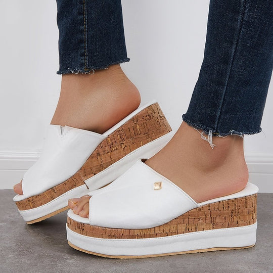 Bekväma slip-on-sandaler med innersula av kork. Sandaler med kil