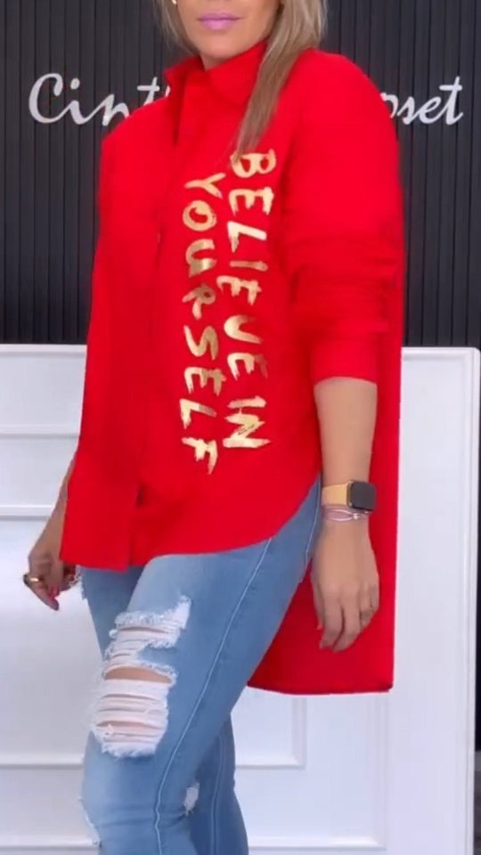 Oversized skjorta med asymmetriskt bokstavstryck för kvinnor