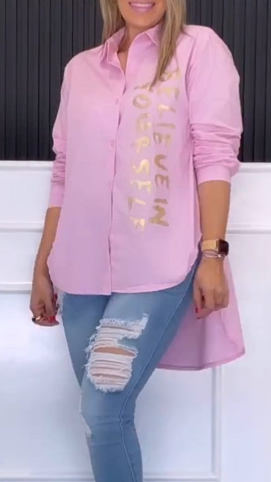 Oversized skjorta med asymmetriskt bokstavstryck för kvinnor