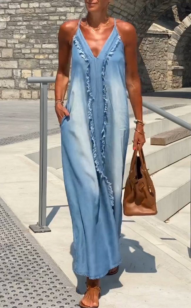 Summer Maxi Dress - Ärmlös klänning i denim med tunna axelband och v-ringning