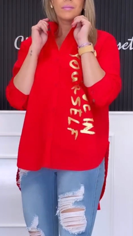 Oversized skjorta med asymmetriskt bokstavstryck för kvinnor