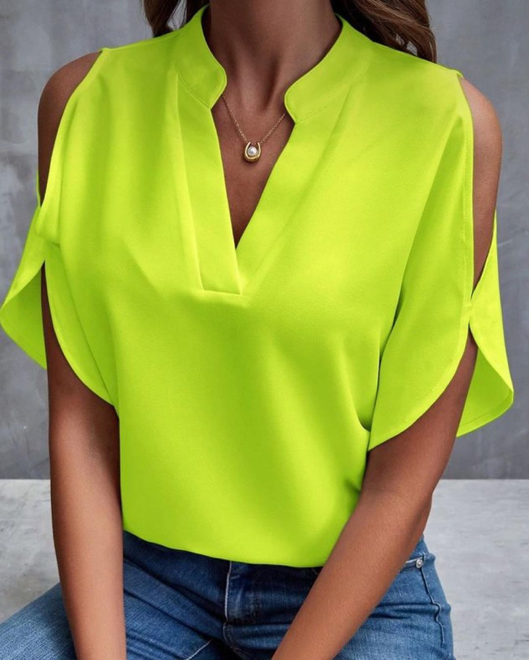 V hals off shoulder chiffongblus i enfärgad för kvinnor