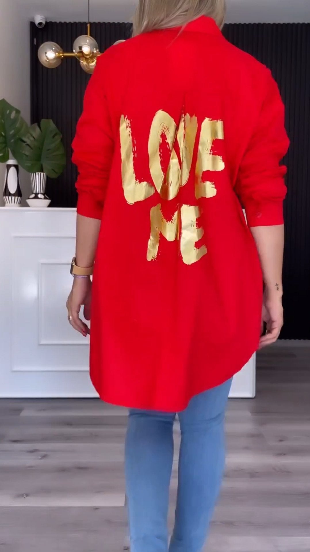 Oversized skjorta med asymmetriskt bokstavstryck för kvinnor