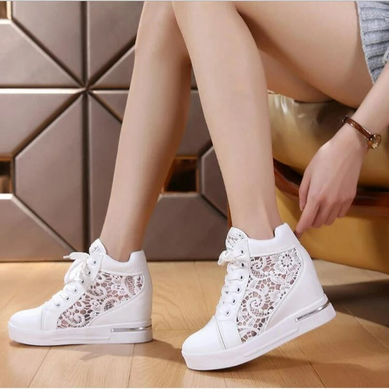 Damskor - Sneakers - Blommig spetsstil med kilklack