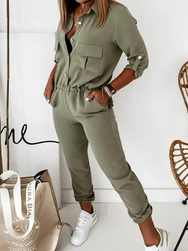 Jumpsuit i sportig stil med omvikt krage, uppknäppt uppslag och smala byxor
