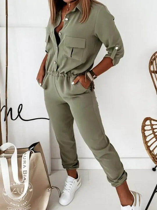 Jumpsuit i sportig stil med omvikt krage, uppknäppt uppslag och smala byxor