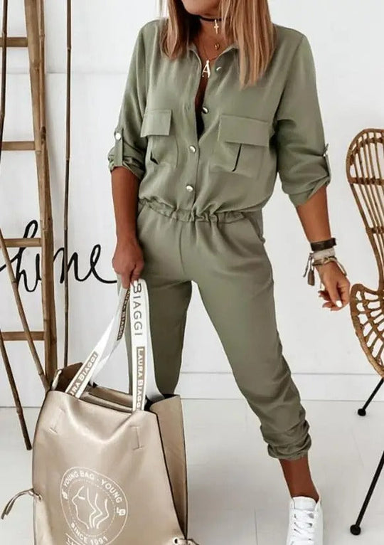 Jumpsuit i sportig stil med omvikt krage, uppknäppt uppslag och smala byxor