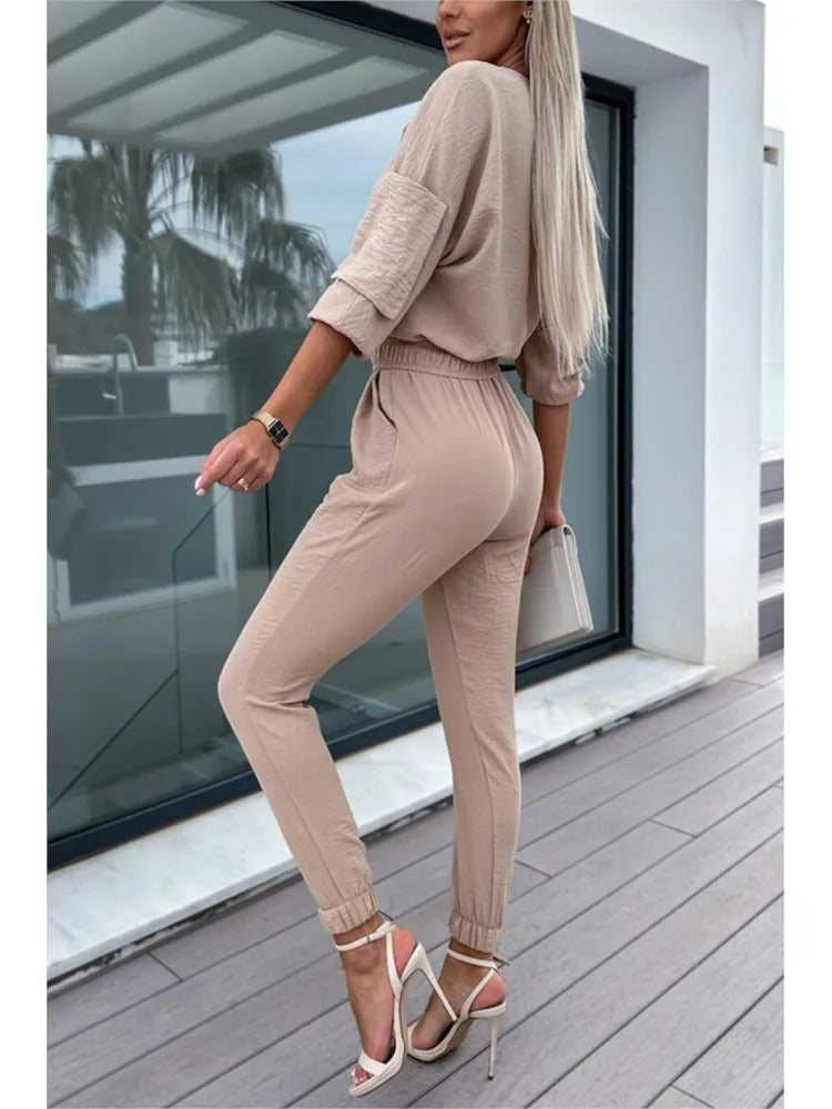 Elegant svart V-ringad jumpsuit med bälte och smala byxor