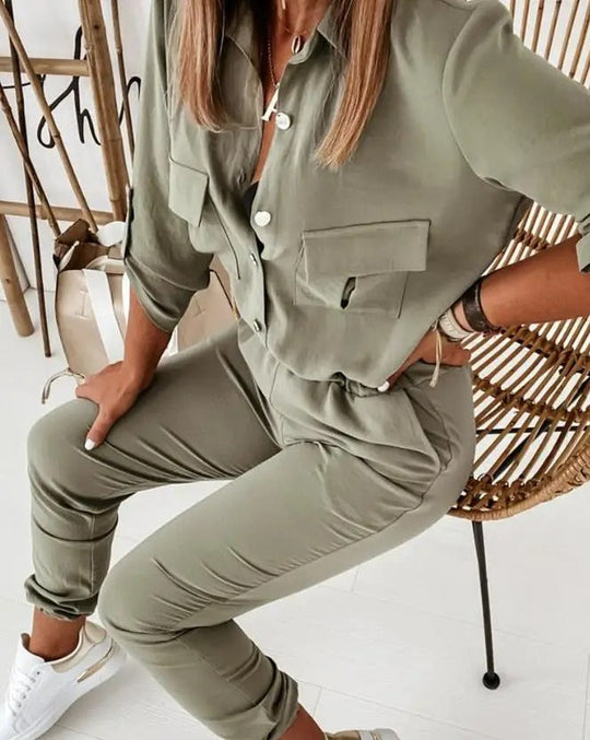 Jumpsuit i sportig stil med omvikt krage, uppknäppt uppslag och smala byxor