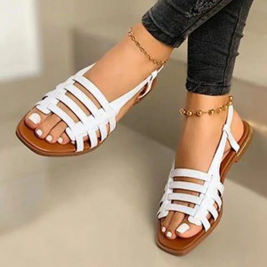 Sandaler för kvinnor med platt sula och säkra ankelremmar