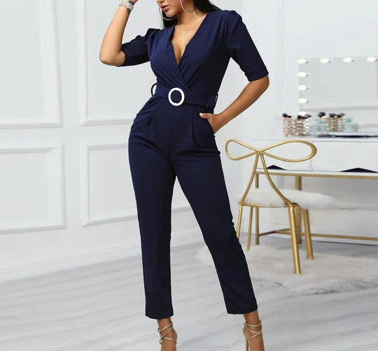 Elegant blå V-halsad jumpsuit med metallspänne och smala byxor