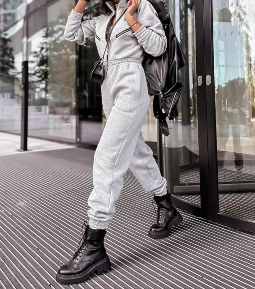 Jumpsuit i sportig stil med grå dragkedja och elastiska byxor